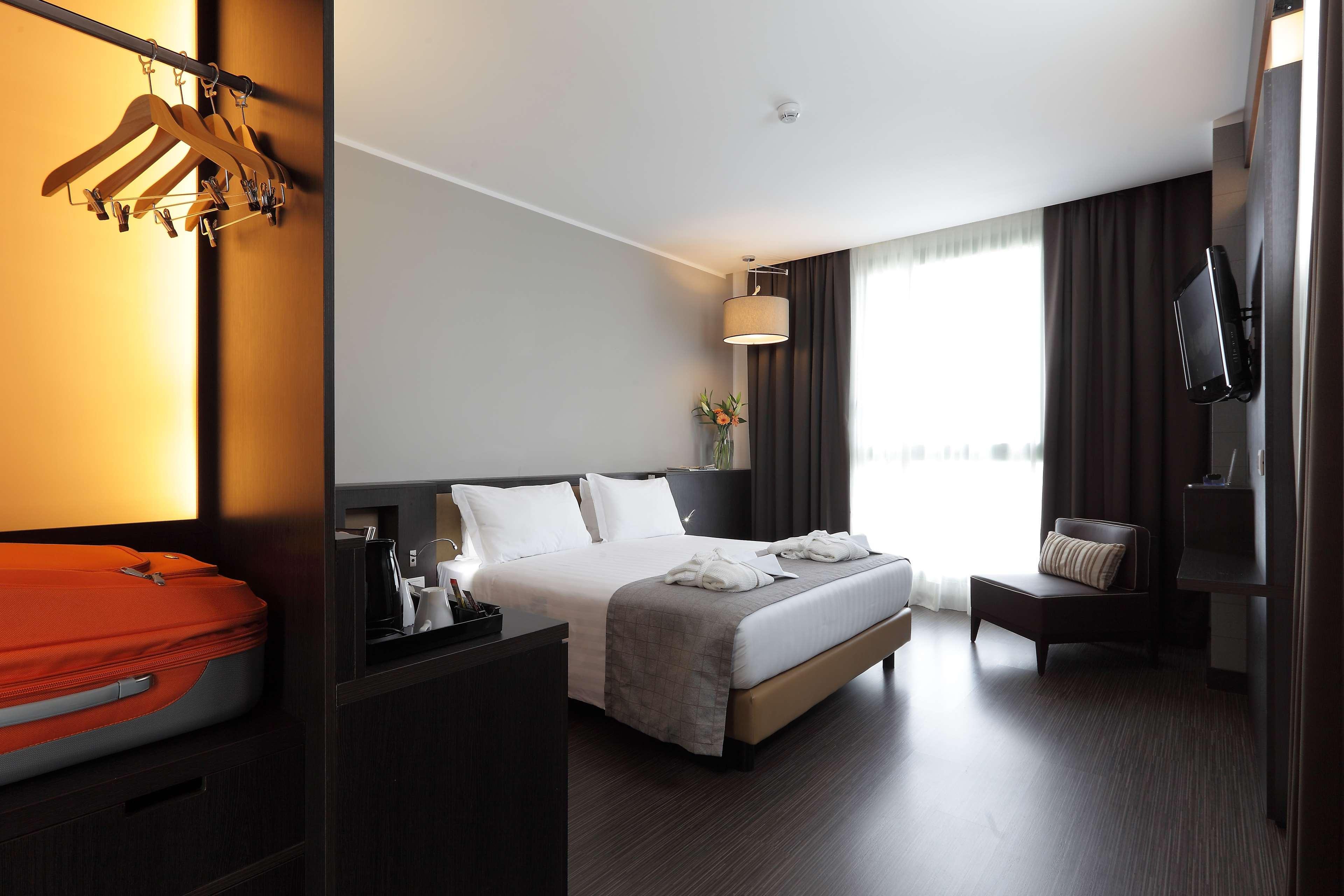 Best Western Premier Chc Airport Genoa Bagian luar foto