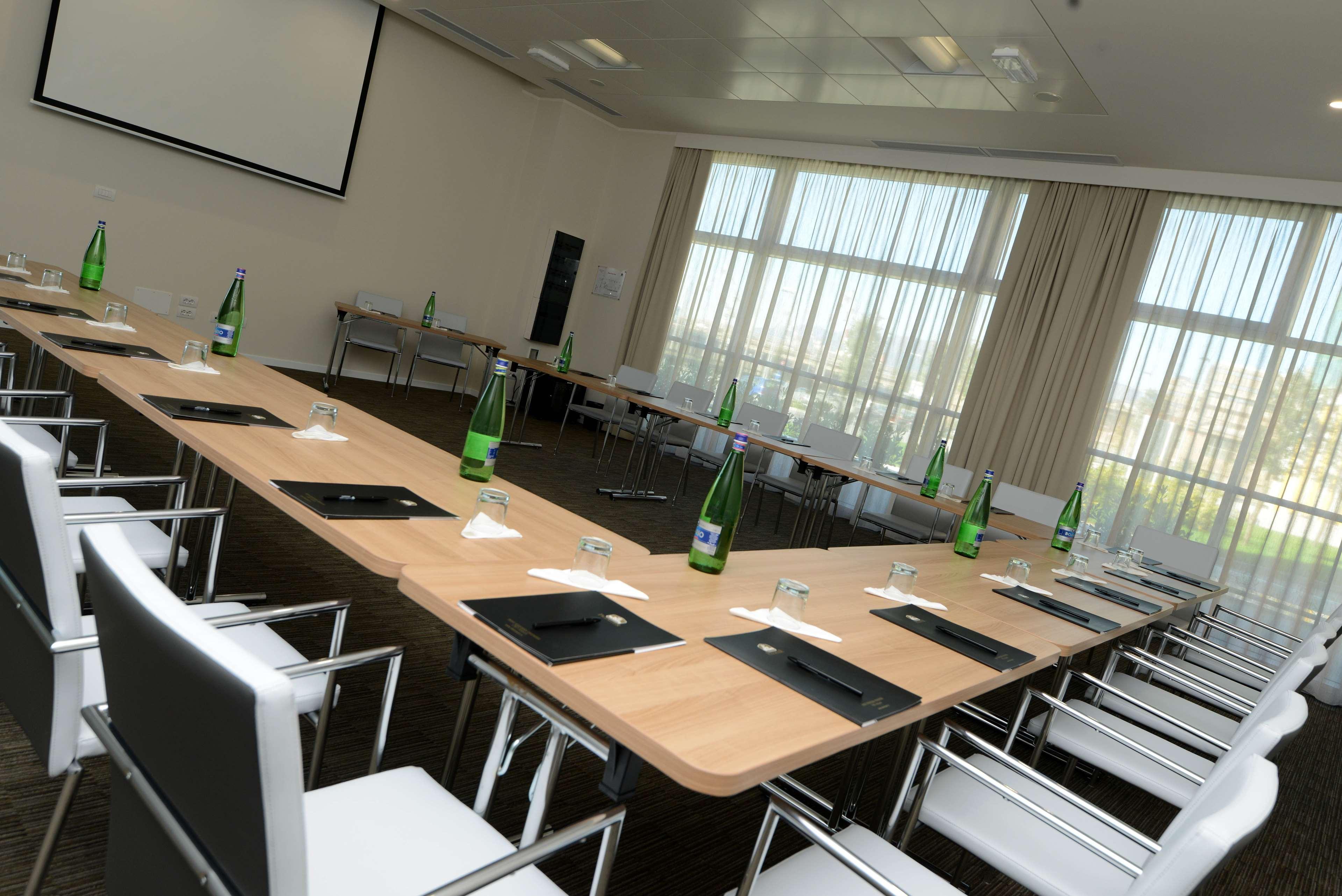 Best Western Premier Chc Airport Genoa Bagian luar foto